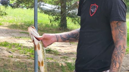 Radžu ūdenskrātuves makšķerēšanas sacensībās lielāko lomu gūst sieviete 