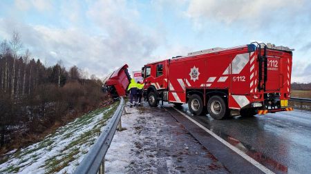 Aizkraukles novadā saduras divi kravas transportlīdzekļi