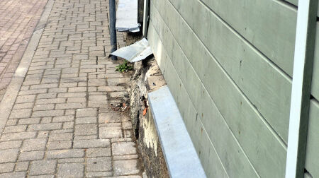 Jēkabpilī “Lexus” vadītājs sabojā citu auto un dzīvojamās mājas sienu