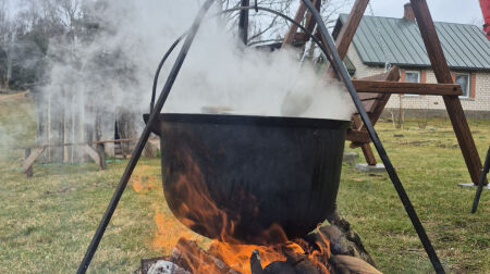 Jēkabpilieši Lieldienu velobraucienā pārvar izaicinājumus