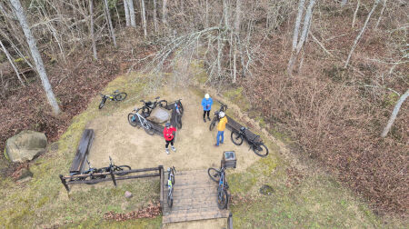 Jēkabpilieši Lieldienu velobraucienā pārvar izaicinājumus
