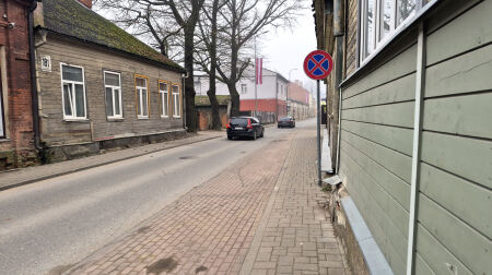 Jēkabpilī avārijā sabojāta automašīna un dzīvojamās mājas siena