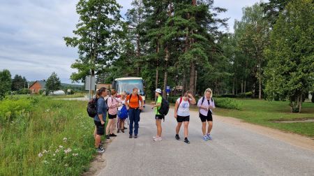 11 sievietes dodas 29 kilometru garā pārgājienā