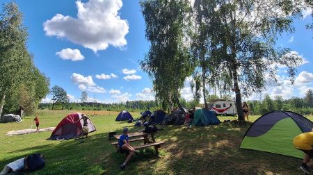 Bērni un jaunieši Baļotes ezerā apguva makšķerēšanas pamatus