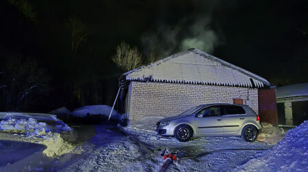 Pļaviņu ielā nodeg trīs garāžas