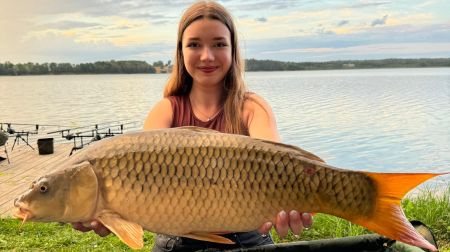 Bērni un jaunieši Baļotes ezerā apguva makšķerēšanas pamatus