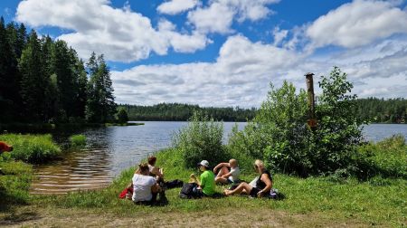 11 sievietes dodas 29 kilometru garā pārgājienā