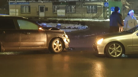 Iereibis autovadītājs izraisa avāriju satiksmes aplī Jēkabpilī