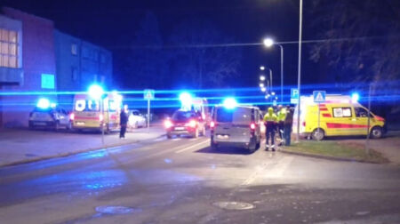 Jēkabpilī uz gājēju pārejas notriekta sieviete un bērns