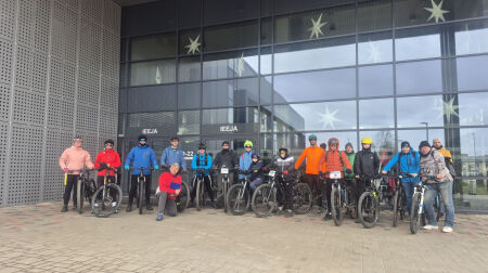 Jēkabpilieši Lieldienu velobraucienā pārvar izaicinājumus