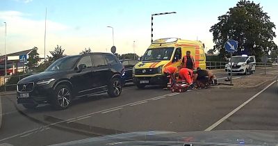 Mazs zēns gūst smagus miesas bojājumus, šķērsojot ielu Jēkabpilī