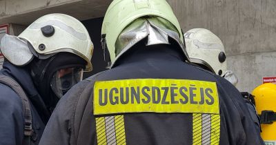 Gārsenes pagastā no degoša dzīvokļa izglābj cilvēku