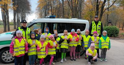 Jēkabpils novada pirmo klašu skolēniem dāvā atstarojošās vestes
