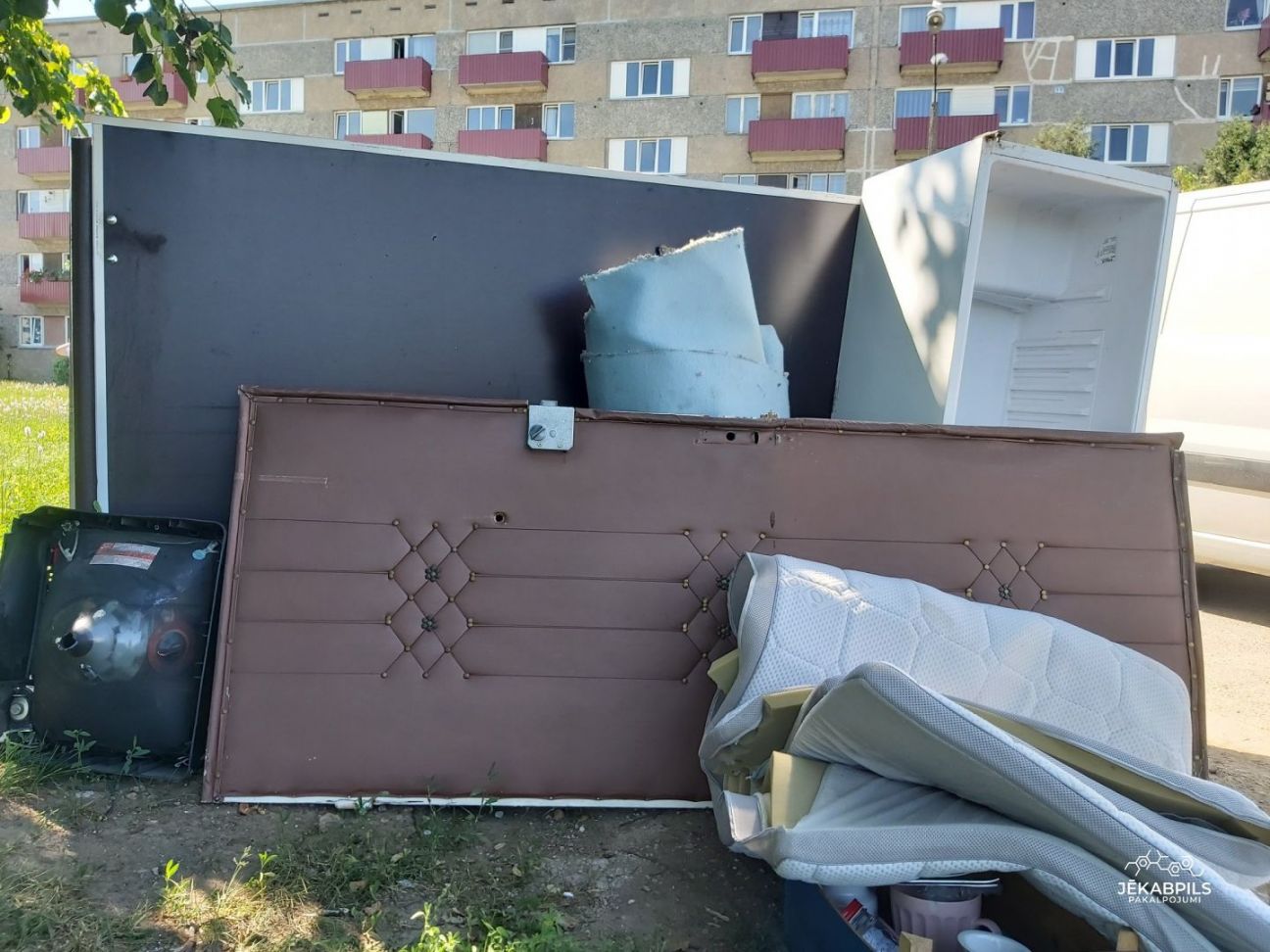 Lielgabarīta atkritumus nedrīkst atstāt pie sadzīves konteineriem