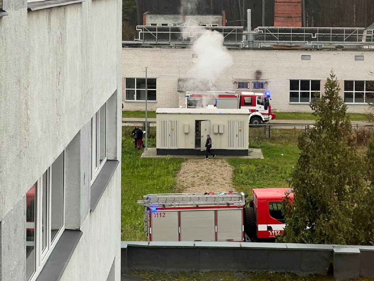 Degošs elektrības skapis rada īslaicīgus elektrības traucējumus Jēkabpils slimnīcā