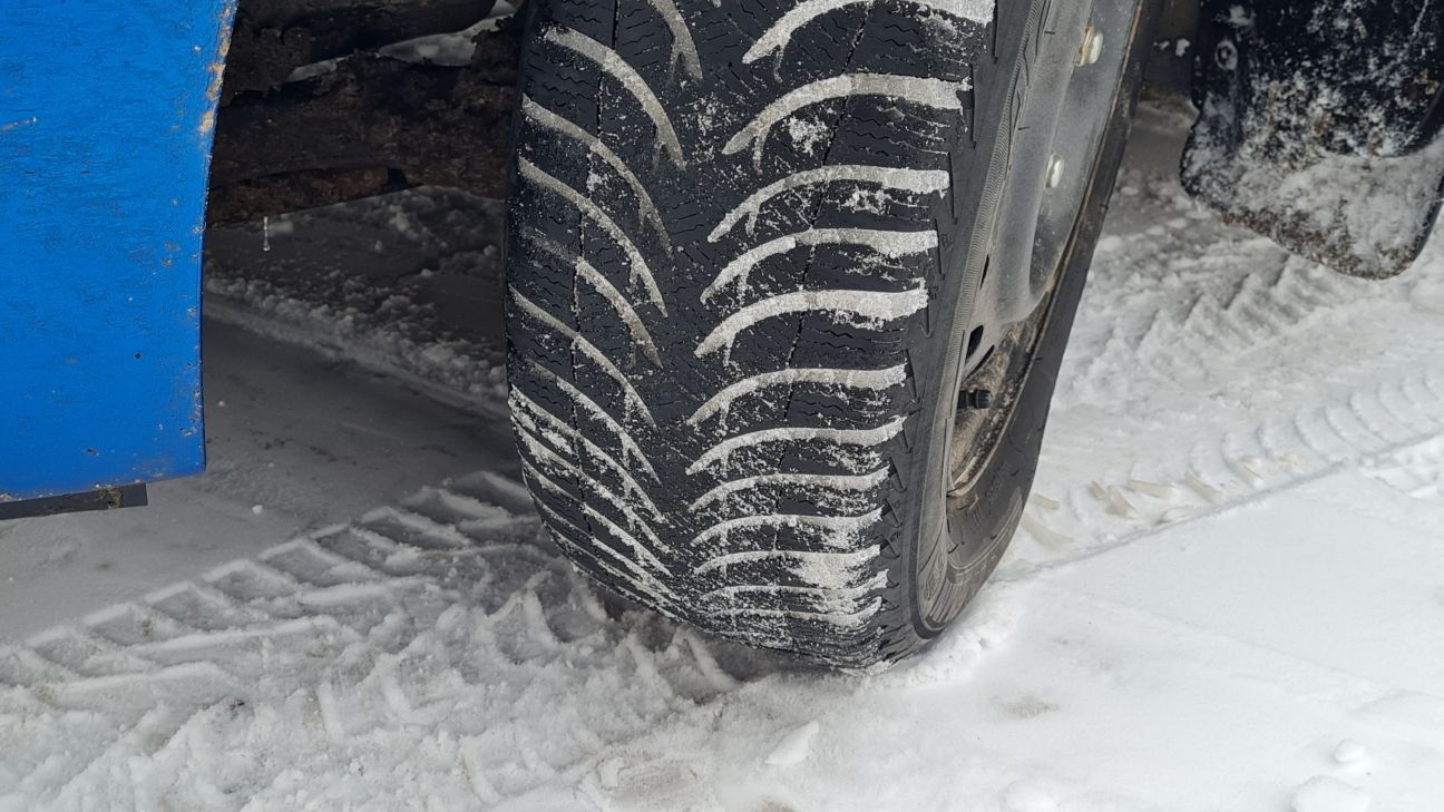 Daudzesē auto nobrauc no ceļa un uzbrauc ceļa zīmei un barjerai