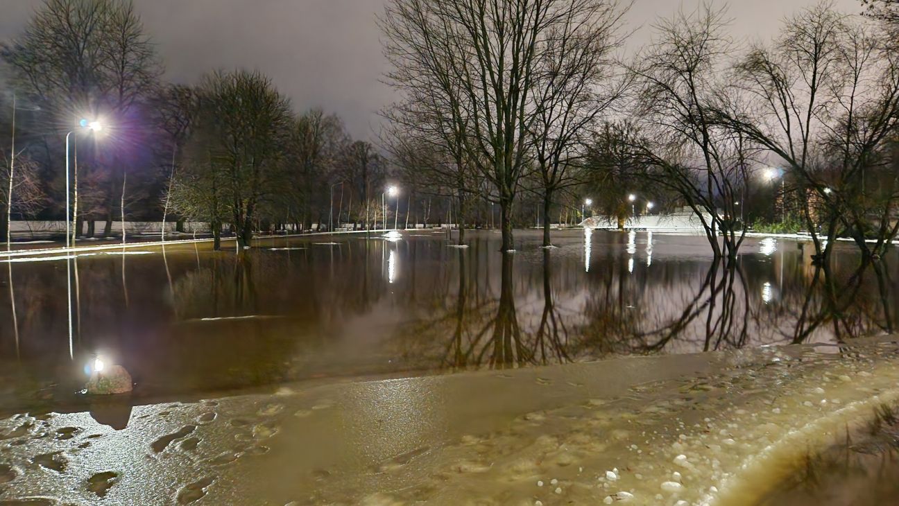 Applūdusi Krustpils saliņa, ūdens sāk iet pāri Sakas salas pārgāznei