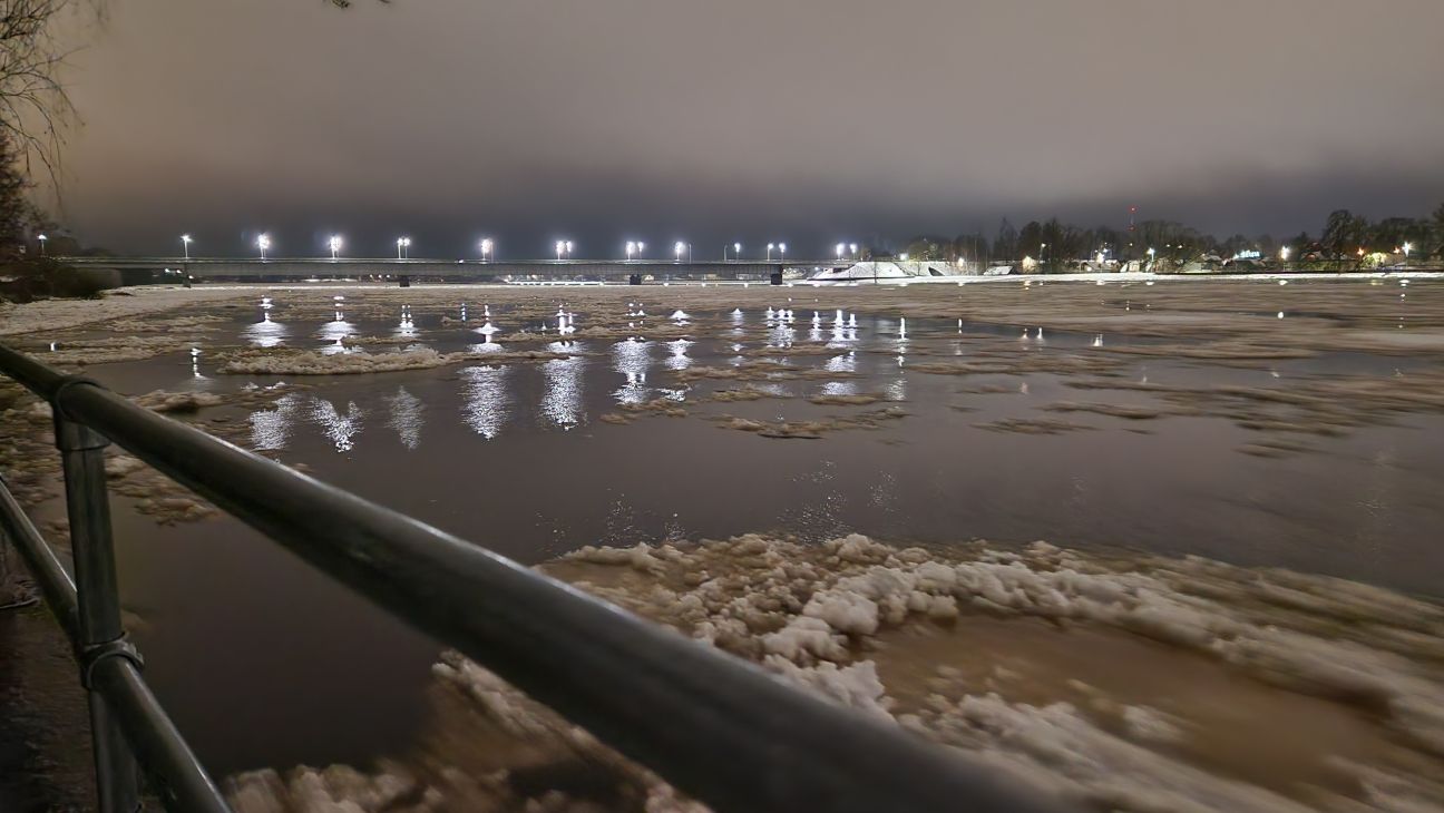 Tiešraidi no Daugavas aizsargdambja nodrošina četras video kameras