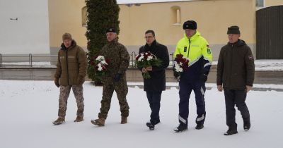 Pieminot 1991.gada barikādes, pie pieminekļa “Kritušiem par Tēviju” noliek ziedus
