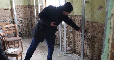 Jēkabpils novada domes pārstāvji apseko vienu no plūdos visvairāk cietušajām mājām