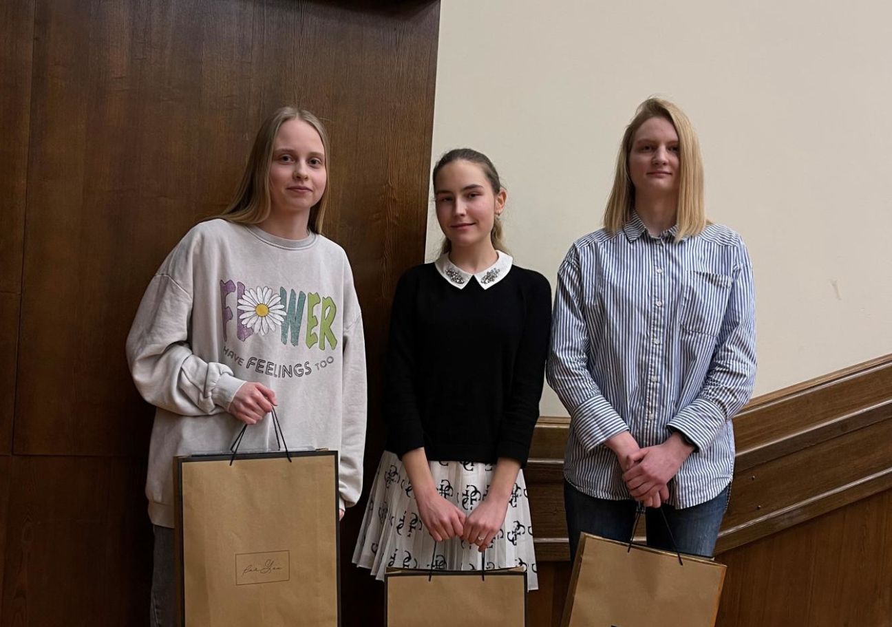 No kreisās: 1. vietas ieguvēja Madlēna Keiša no Aizkraukles novada vidusskolas, 2. vietas ieguvēja Elza Strumpe no Rīgas Valsts 1. ģimnāzijas un 3. vietas ieguvēja Patrīcija Nikola Svīrēja no Rīgas 84. vidusskolas