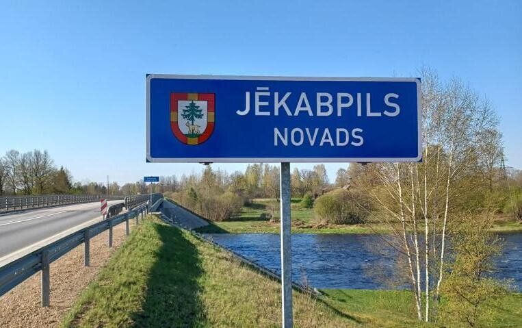 Pie Jēkabpils novada norādes zīmēm piestiprina ģerboņa attēlu