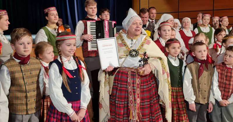 Līvānu folkloras kopa “Ceiruleits” saņem apbalvojumu “Austras koks”
