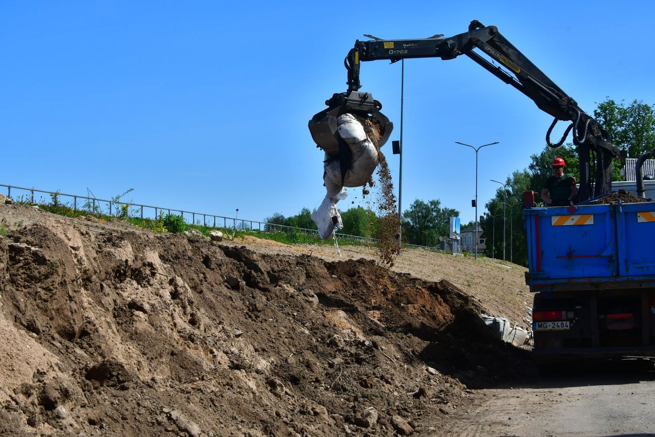 Sāk izvest grunti un smilšu maisus no Daugavas aizsargdambja Jēkabpilī