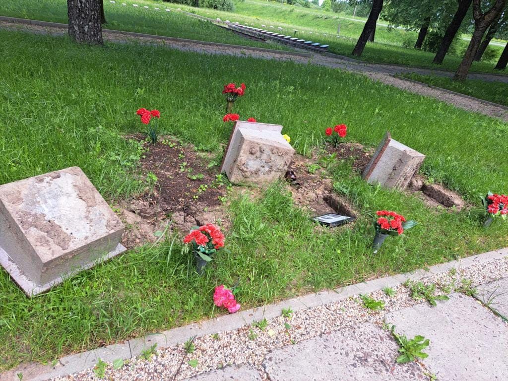 Vandalisms Brāļu kapos Jēkabpilī – policija meklē vainīgos