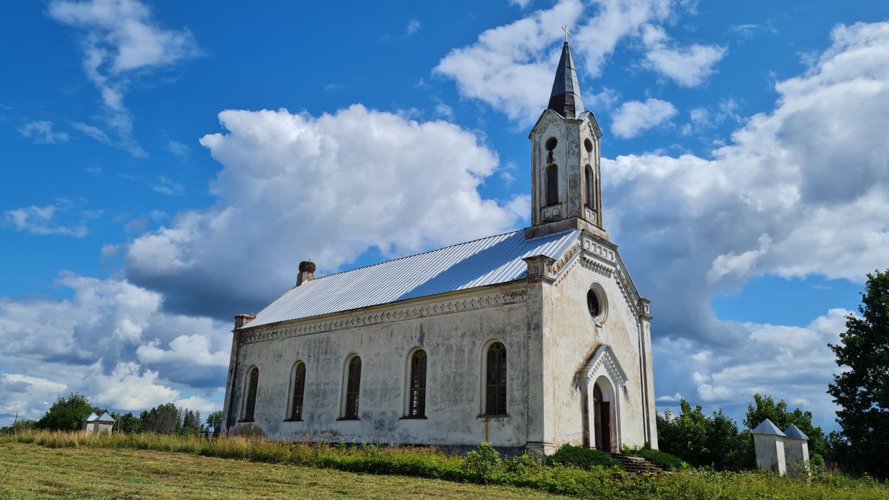 Plenēra laikā radīs idejas Červonkas baznīcas logu remontam