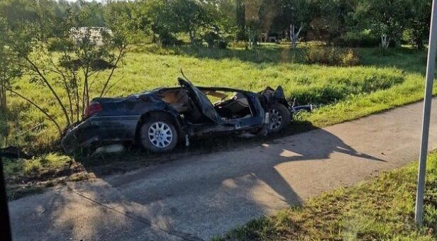 Līvānos jaunieši ar “BMW” cieš smagā avārijā