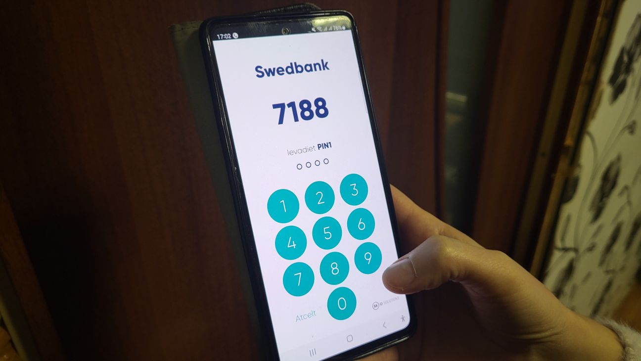 Šovasar telefonkrāpnieki no iedzīvotājiem izkrāpuši ievērojamas naudas summas