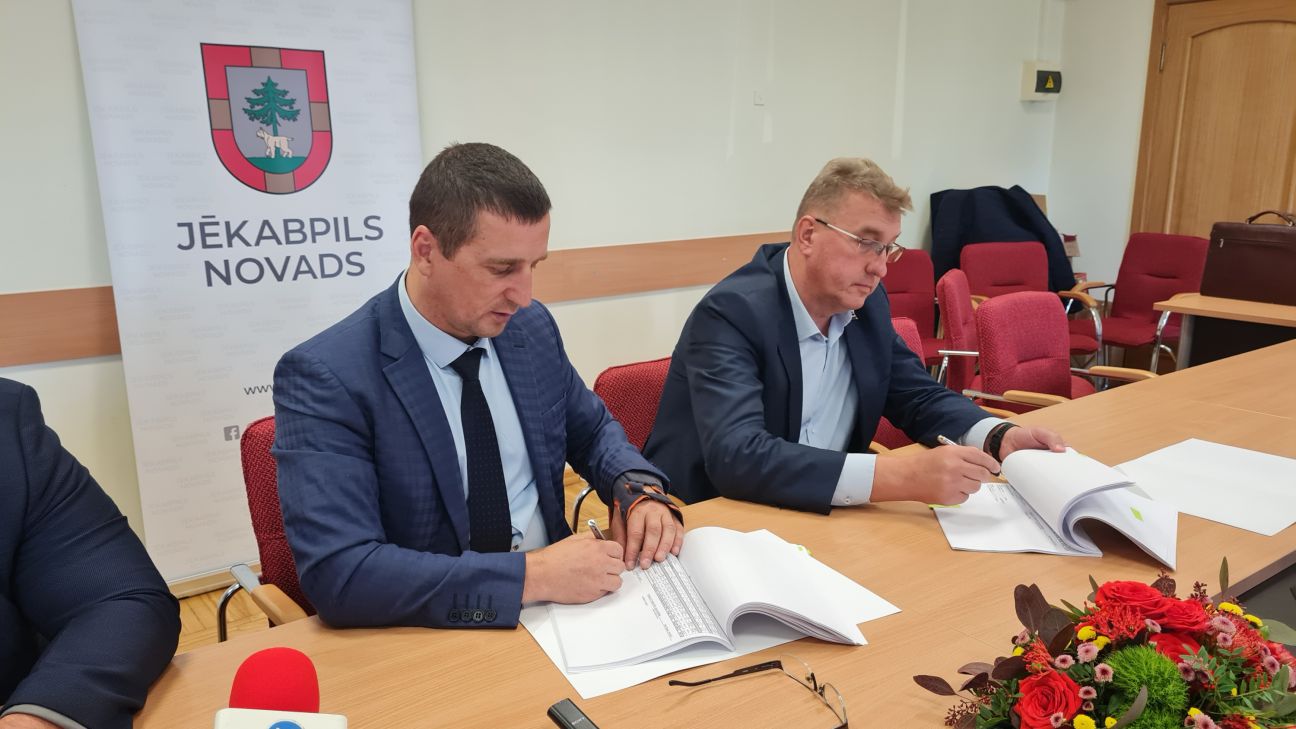 Paraksta līgumu par Daugavas aizsargdambja būvdarbiem Jēkabpilī