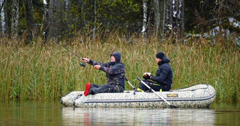 Aizvadītas spiningošanas sacensības no laivām Viesītes ezerā