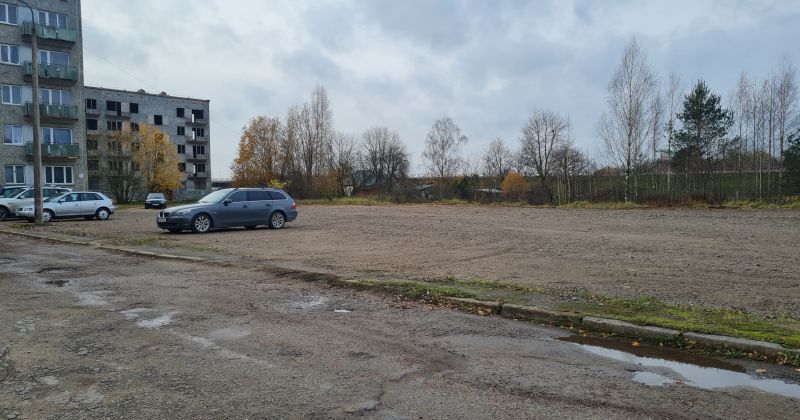 Nojauktā Auseklīša ielas grausta vietā izveidots automašīnu stāvlaukums