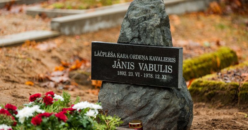 Atklāj Lāčplēša Kara ordeņa kavaliera Jāņa Vabuļa piemiņas akmeni