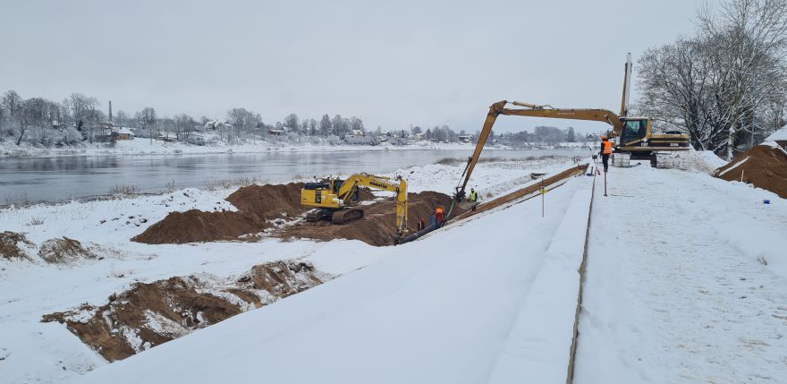 Sniegs rada apgrūtinājumus, bet dambja būvdarbi Jēkabpilī turpinās
