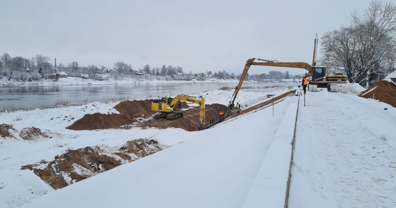 Sniegs rada apgrūtinājumus, bet dambja būvdarbi Jēkabpilī turpinās