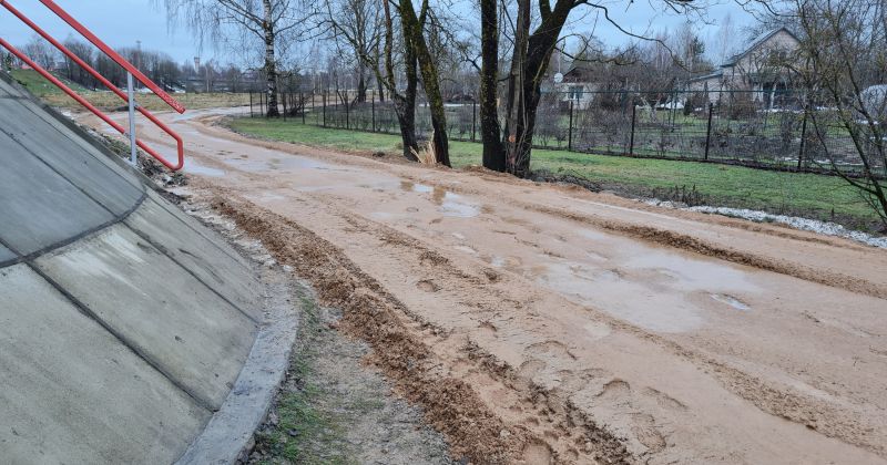 Vārpu ielas segums pārvērties mīklai līdzīgā masā – būvnieks labo situāciju