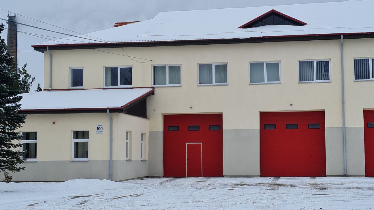 Leimaņu pagastā nolūzis koks, Neretā deg automašīna