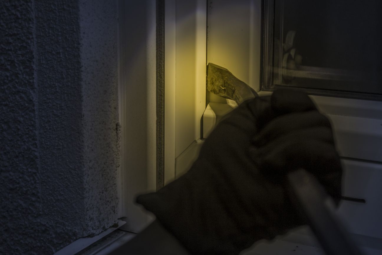 Kūkās apzagta saimniecības ēka, Jēkabpilī – ielaušanās mājā un bojāta automašīna