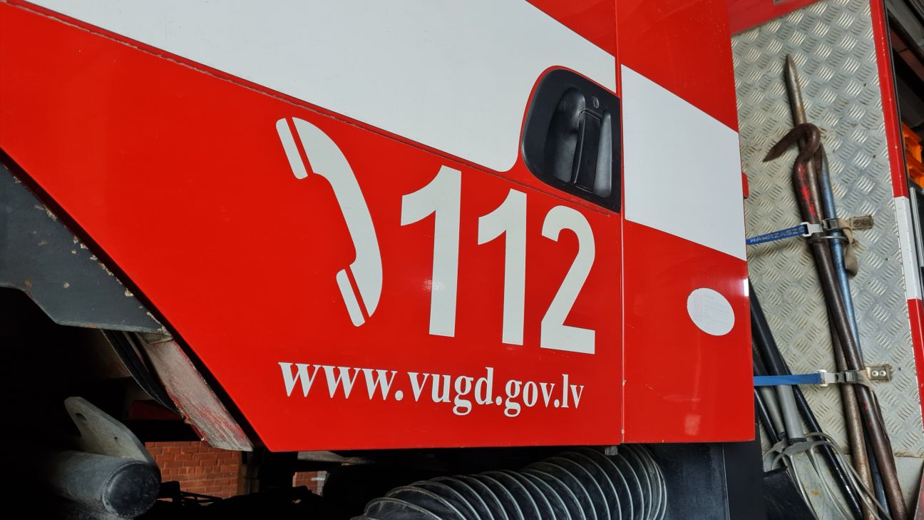 Koknesē ugunsdzēsēji 11 stundas dzēš ugunsgrēku dzīvojamā mājā un blakus esošās ēkās