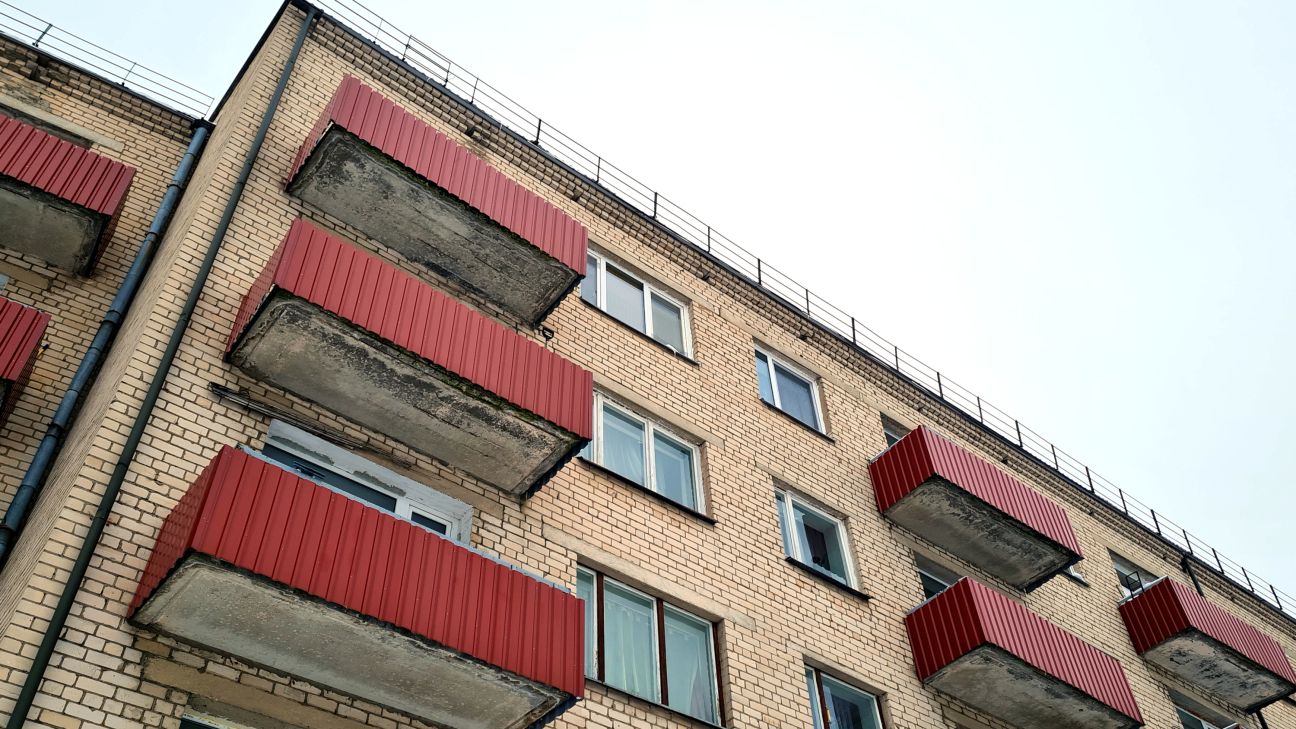 Jēkabpilī pa 4.stāva logu izkrīt cilvēks