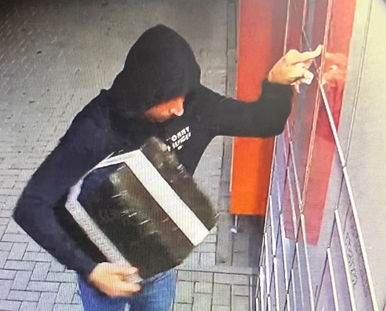 Policija lūdz palīdzību atpazīt attēlos redzamo vīrieti