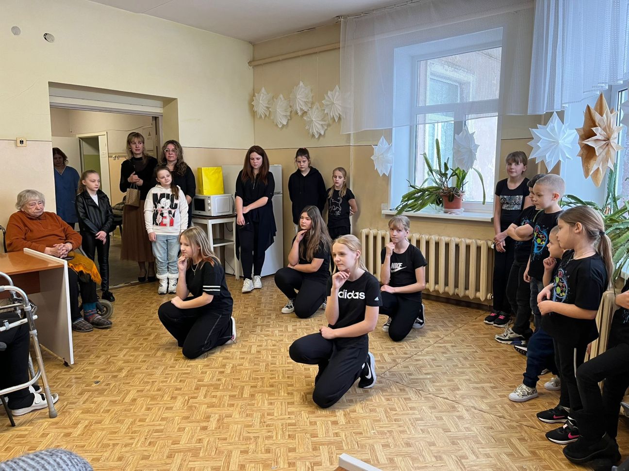 Bērni apciemo Aknīstes veselības un sociālā aprūpes centra iemītniekus