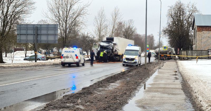 Jēkabpilī divu smago mašīnu sadursmē gājis bojā viens cilvēks