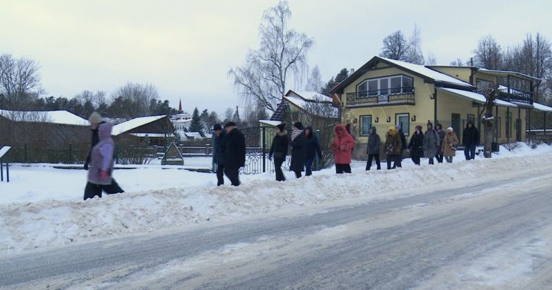 Viesīte 96. dzimšanas dienu svin ar izzinošu pārgājienu pa pilsētas garāko ielu