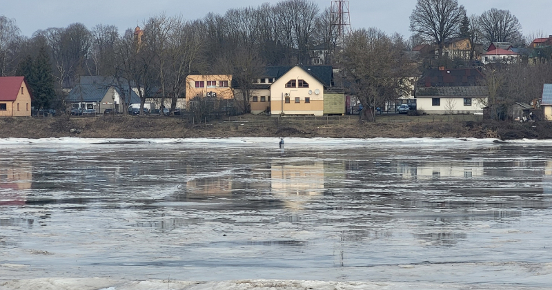 Jēkabpilī uz kūstošā Daugavas ledus sēž zemledus makšķernieks