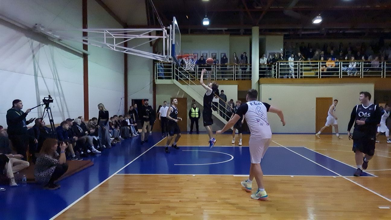 Labdarības basketbola spēlē vāc līdzekļus smagi slimiem bērniem