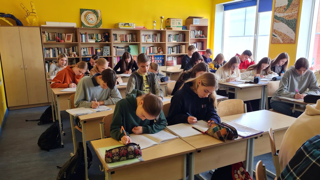 Rakstniece Lelde Jauja vada radošās rakstīšanas nodarbību Līvānu jauniešiem